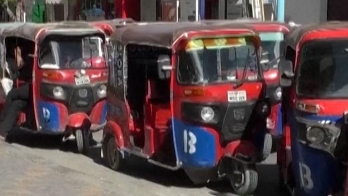 Pengemudi Tuktuk Mogok Kerja Imbas Krisis Bahan Bakar di Somalia