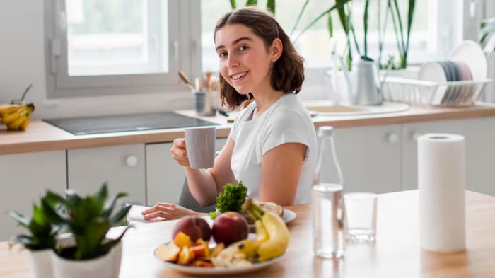 Tips diet untuk perempuan usia 40-an. Perhatikan porsi makan/Foto: freepik.com/freepik