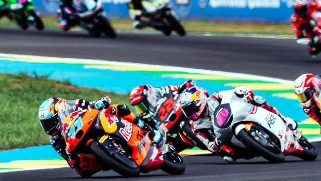 Pembalap Argentina, Valentin Perrone, gagal naik podium di Moto3 Brasil 2026 lantaran disalip banyak pembalap termasuk Veda Ega Pratama.
