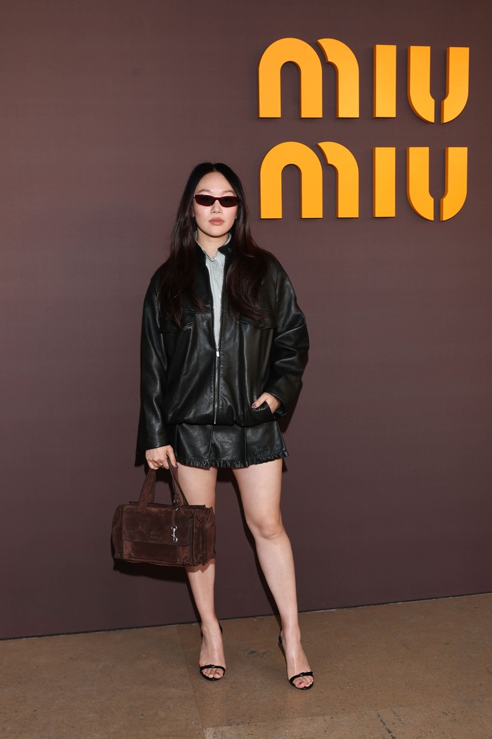 Yerin Ha masuk jajaran It-girl yang menyaksikan peragaan busana Miu Miu Fall/Winter 2026. Tampilan jaket dan mini skirt leather seketika membuat gayanya effortlessly cool/ Foto: Dok. Miu Miu