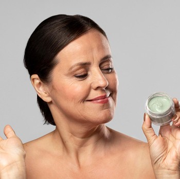 5 Kandungan Skincare Terbaik untuk Usia 40-an agar Awet Muda