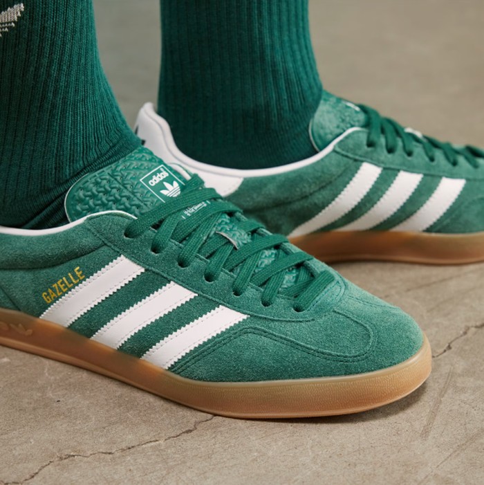 Adidas Gazelle adalah sneakers klasik dengan sentuhan retro. Model ini kembali populer di kalangan fashion enthusiast./ Foto: adidas.com