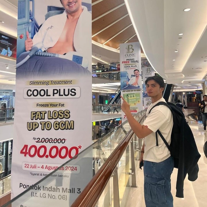 <p>Tak sedikit yang menilai wajah serta sikapnya begitu mirip sang ayah. Hal itu terlihat jelas saat Arka hadir sebagai bintang tamu di program <em>Rumpi No Secret,</em> ketika ia memerankan kembali karakter ikonik ayahnya, Cecep.&nbsp;(Foto: Instagram @aruckermans)</p>