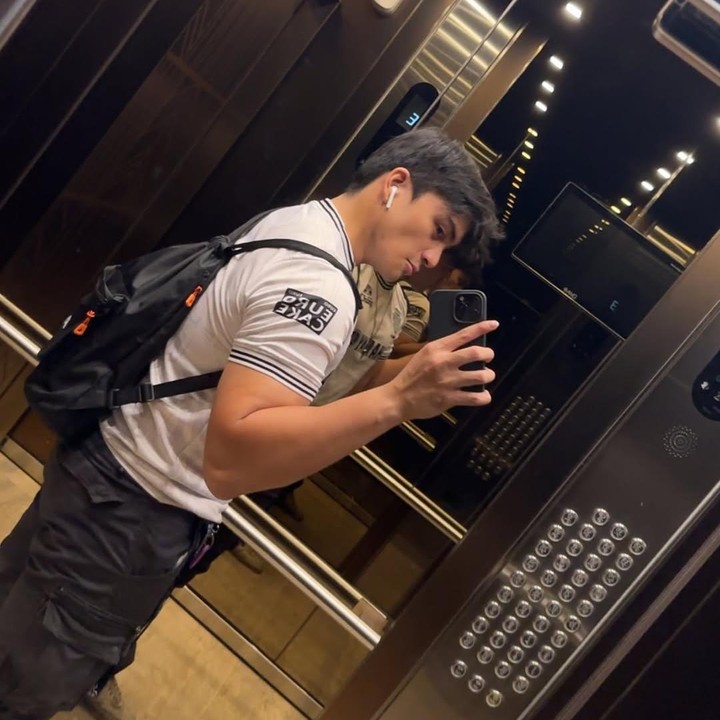 <p>Meski sang ayah bekerja sebagai figur publik, Arka menggeluti dunia bisnis. Kini, ia diketahui menjalankan beberapa usaha, seperti retail, carwash, dan makanan. &ldquo;Aku bisnisnya ada retail, carwash, terus ada yang lagi on going nanti mau buka di Blok M, makanan. Aku mulai dari kelas 11. Modalnya dari ayah, terus rulesnya tapi uangnya (hasilnya) ke ayah dulu,&rdquo; ujar Arkana, dikutip dari laman Instagram <em>@rumpi_ttv,</em> Jumat (27/3/2026). (Foto: Instagram @aruckermans)</p>