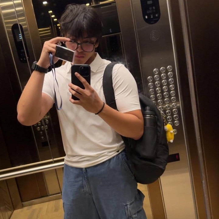 <p>Laki-laki yang akrab disapa Arka itu kini telah menginjak usia 20 tahun pada 29 Januari lalu. Pesonanya yang terlihat semakin tampan tentu saja berhasil menarik perhatian banyak orang.&nbsp;(Foto: Instagram @aruckermans)</p>