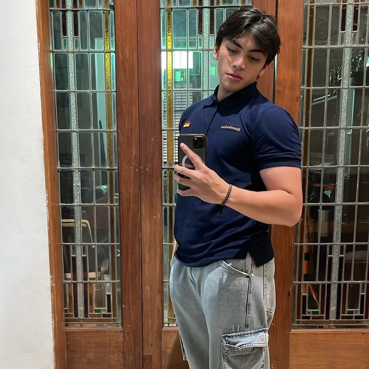 <p><em>Postingan</em> itu pun langsung menuai komentar warganet. &ldquo;Mirip ayahnya waktu masih muda era sinetron <em>Tersayang,</em>&rdquo; tulis akun <em>@gustian****.</em> &ldquo;Cakep banget, mirip ayahnya tapi ada perpaduan ibunya juga. Jadi aktor aja sih menurut ku,&rdquo; tulis akun <em>@feb.aj****.&nbsp;</em>(Foto: Instagram @aruckermans)</p>