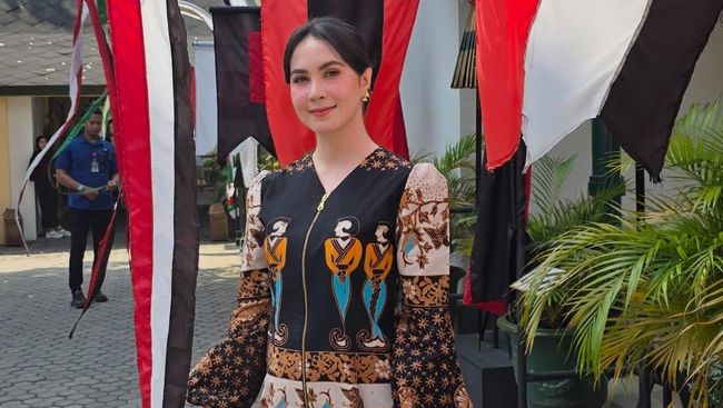 Jadi Istri Pejabat, 7 Gaya Sederhana Arumi Bachsin Dinas Melokal Pakai Batik