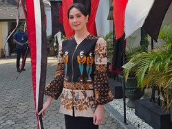 Jadi Istri Pejabat, 7 Gaya Sederhana Arumi Bachsin Dinas Melokal Pakai Batik