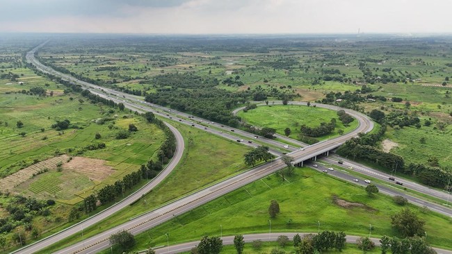Penggunaan bahu jalan tol yang tidak semestinya berisiko tinggi. Pengemudi diimbau untuk mematuhi aturan dan prioritaskan keselamatan saat berkendara.