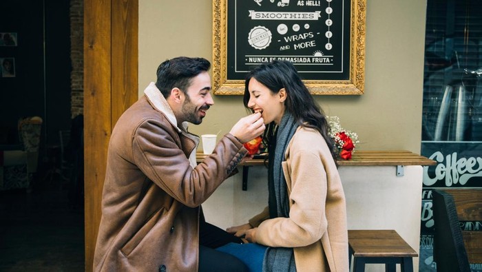 3 Tanda Orang yang Menunjukkan Cinta Lewat Act of Service, Bukan Sekadar Kata-kata