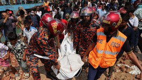 FOTO: Bus Terjun ke Sungai di Bangladesh, 24 Orang Tewas