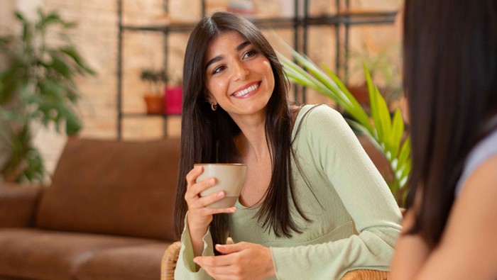 Ciri kepribadian orang yang suka deep talk adalah mereka punya kecerdasan emosional yang tinggi. Mereka memiliki kemampuan untuk memahami dan menavigasi emosi, baik itu diri sendiri maupun orang lain.