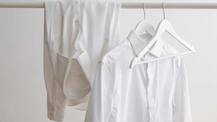 Keringat dan minyak tubuh, sisa deterjen dan pelembut pakaian, deodoran, oksidasi, dan pengaruh air keras bisa memicu munculnya flek kuning pada baju putih./ Foto: Freepik.com