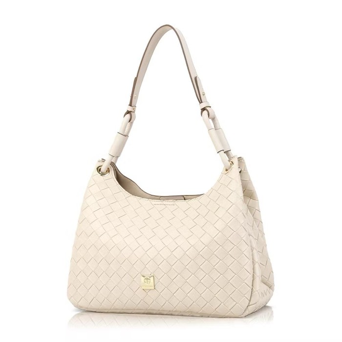 Get The Look: Ide outfit simpel untuk ngemal ala Tsana