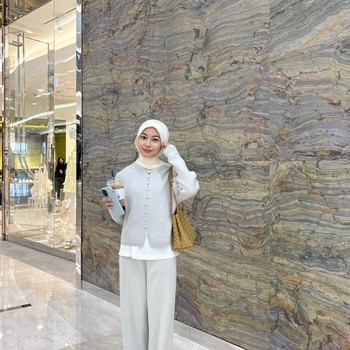 Get The Look: Ide Outfit Simpel untuk Ngemal ala Tsana Rintik Sendu