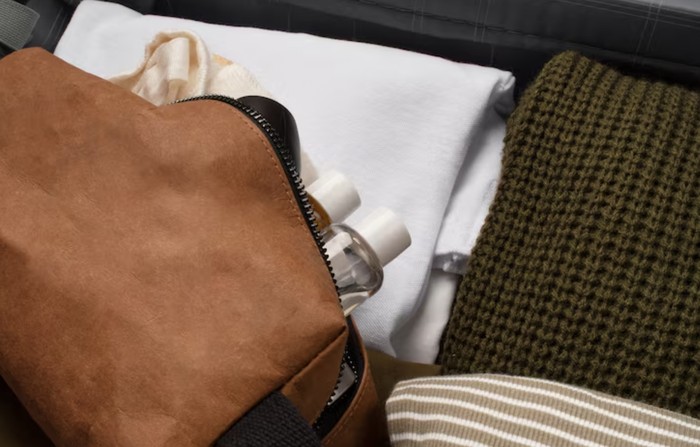 Gunakan campuran air dan cuka putih untuk membersihkan jamur di tas berbahan suede agar tidak cepat rusak. /Foto: Freepik.com