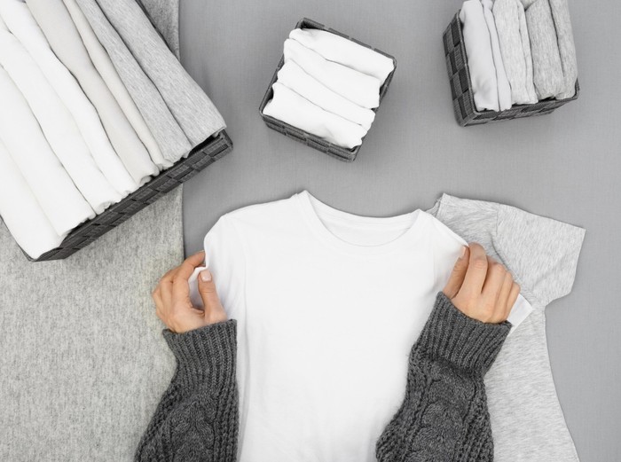 Gunakan oxygen bleach dan air hangat untuk menghilangkan flek kuning di baju putih kain polyester, sintetis, katun dan linen, serta kain motif./ Foto: Freepik.com