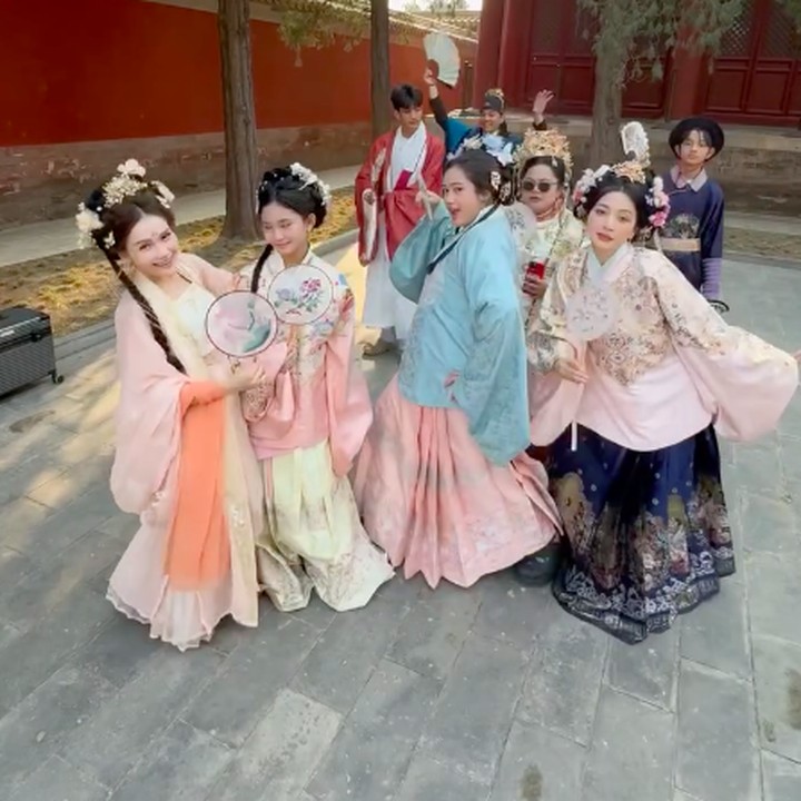 <p>Hesti Purwadinata dan sahabatnya Ayu Ting Ting belum lama ini membagikan momen kebersamaan saat liburan ke Beijing, China. Dalam momen liburan ini, Hesti memboyong suami dan ketiga anaknya. Sementara itu, Ayu Tin Ting mengajak putri semata wayangnya Bilqis Khumairah Razak. (Foto: Instagram @hestipurwadinata)</p>