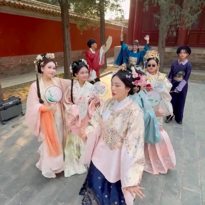 <p>Dalam unggahan di Instagram, Ayu dan Hesti kompak membagikan momen saat keduanya didandani ala putri di Dracin. Meski menggunakan riasan yang tebal di wajah, Ayu dan Hesti tetap terlihat cantik saat&nbsp;memakai baju tradisional China dengan dandanan lengkap seperti putri kerajaan. (Foto: Instagram @hestipurwadinata)</p>