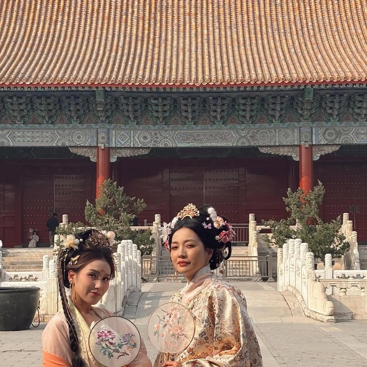 <p>Saat di Beijing, Hesti dan Ayu sempat mencoba wisata unik, yakni mengenakan busana ala drama China (dracin) berlatar kerajaan zaman dulu. Tak hanya busana, keduanya juga didandani dengan riasan ala putri kerajaan di Dracin, lengkap dengan aksesoris berkilauan di kepala. "Di negri para ceo berkumpyul, kamipun berdangdan dracin," tulis Hesti dalam unggahan di Instagram. (Foto: Instagram @hestipurwadinata)</p>