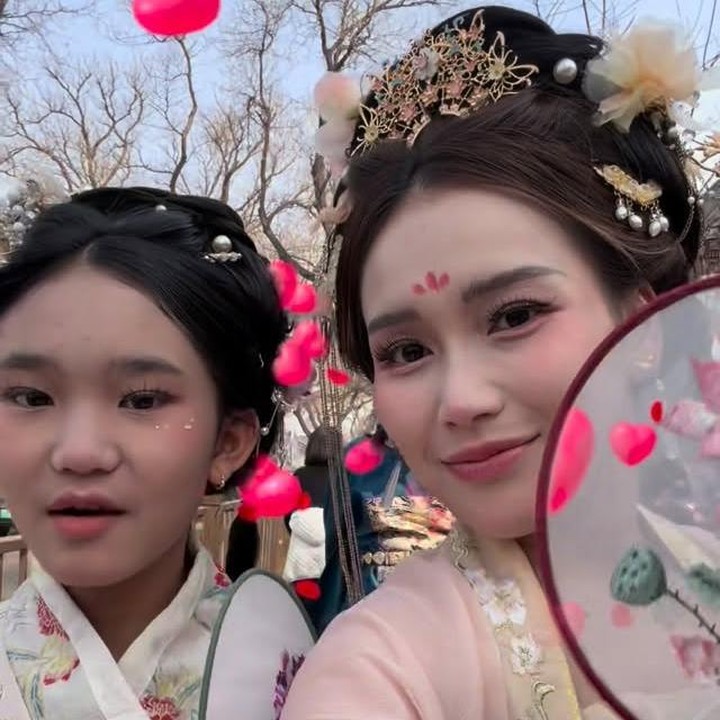 <p>Ayu Ting Ting juga membagikan potretnya dan sang putri saat mengenakan busana ala Dracin. Penampilan keduanya menuai pujian dari netizen, Bunda. "<em>MasyaAllah</em> Cantik banget kalian," tulis akun @th***. "Cantik banget Bu ayu Ama iqis," kata @im***. "Tinggal main dracin," ungkap akun @zm***. (Foto: Instagram @ayutingting92)</p>