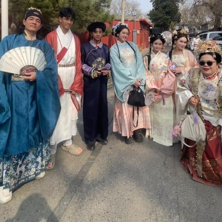 <p>Tak hanya Hesti dan Ayu, keluarga keduanya juga ikut mengenakan busana ala Dracin. Suami dan kedua anak laki-laki Hesti tampak memakai baju yang sering dipakai oleh pria di drama kerajaan, sementara anak perempuannya mengenakan busana cantik berwarna biru dan peach. (Foto: Instagram @edoborne)</p>