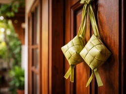 Bukan Sekadar Hiasan, Ini Makna Ketupat di Pintu Saat Lebaran