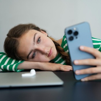 6 Ciri Kepribadian Orang yang Lama Membalas Chat Menurut Ilmu Psikologi