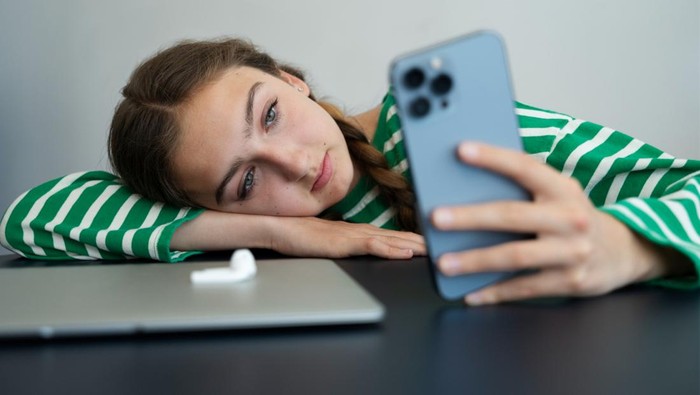 6 Ciri Kepribadian Orang yang Lama Membalas Chat Menurut Ilmu Psikologi