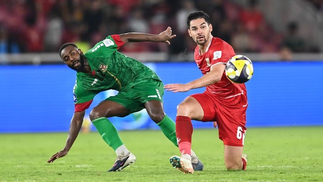 Pesepak bola Timnas Indonesia Sandy Walsh (kanan) berebut bola dengan pesepak bola Saint Kitts and Nevis Omari Sterling James (kiri) saat pertandingan FIFA Series 2026 di Stadion Utama Gelora Bung Karno (SUGBK), Senayan, Jakarta, Jumat (27/3/2026). I