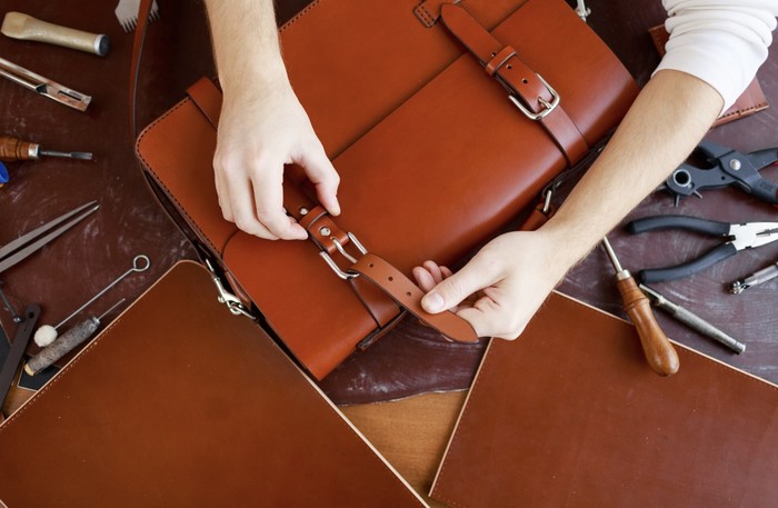 Gunakan bahan pembersih yang lebih lembut yaitu sabun, air, dan alkohol untuk membersihkan jamur dari tas kulit./ Foto: Freepik.com/pressfoto