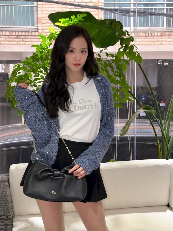 Jisoo membawa Dior Bow Bag warna hitam