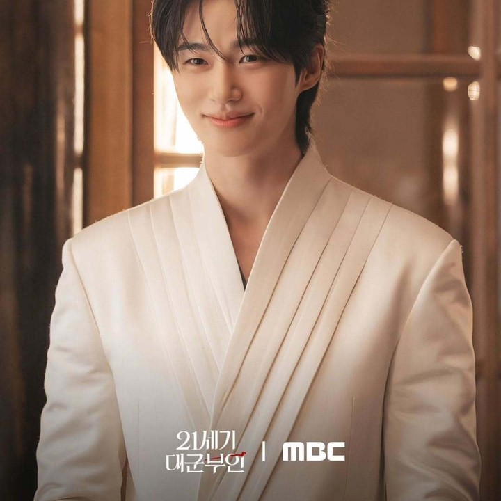 <p>Karena karakternya dalam drama Korea Perfect Crown memiliki beragam emosi, Byeon Woo Seok mengaku perlu mengeksplorasi berbagai cara untuk mengekspresikannya. Ia sangat ingin emosi yang terdapat dalam karakter tersebut bisa tersampaikan dengan baik. (Foto: Instagram @mbcdrama_now)</p>