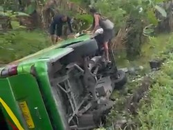 Minibus Terguling di Parit Jalan Raya Bojonegoro-Cepu