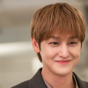 Penampilan Kim Bum Jadi Bos Skincare di Drama Korea 'Sold Out On You'