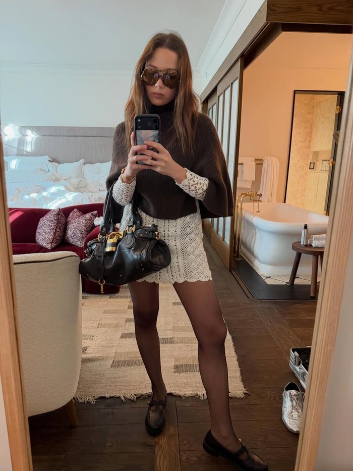 Laufey membawa tas Chloé Paddington.