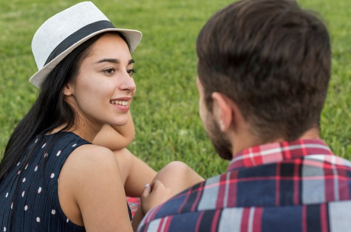 Beberapa zodiak dikenal punya sifat “mothering” dalam hubungan, yaitu terlalu mengurus pasangan. Cari tahu zodiak mana saja yang love-nya total tapi kadang berlebihan!/ Foto: freepik.com