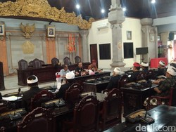 Polemik Tapal Batas, Ratusan Warga Sesandan Ngadu ke DPRD Tabanan