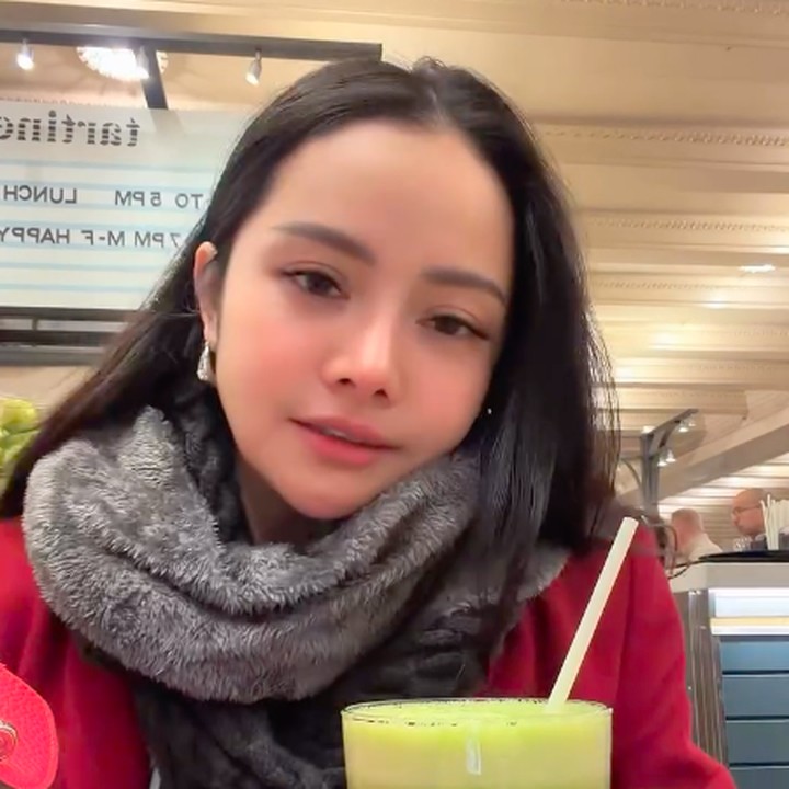 <p>Selama <em>babymoon</em>, Mawar tak hanya menghabiskan waktu jalan-jalan di kota New York. Perempuan asal Bandung ini juga menyempatkan diri untuk kulineran bersama suaminya, Bunda. (Foto: Instagram @mysamawar)</p>