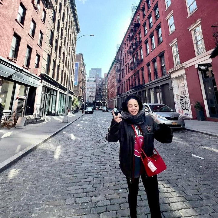 <p>Mawar ternyata menjalani <em>babymoon</em> bersamaan dengan <em>birthday trip</em> hadiah dari suaminya Kevin Wazeng. "Dia bertanya padaku apa yang kuinginkan sebagai hadiah ulang tahun? Aku langsung menjawab, "Perjalanan ke New York" Dan tiba-tiba dia menjawab, "Oke, kita akan ke New York minggu depan". Aku tahu betapa besar usahanya untuk mewujudkan perjalanan singkat ini.. Jadi.. Sebagai istri yang penyayang, aku memberinya 'hadiah spesial' sebagai balasan! Haha! Mendadak #babymoon deh.. <em>Enjoy daddy</em>," tulis Mawar dalam unggahan ini. (Foto: Instagram @mysamawar)</p>