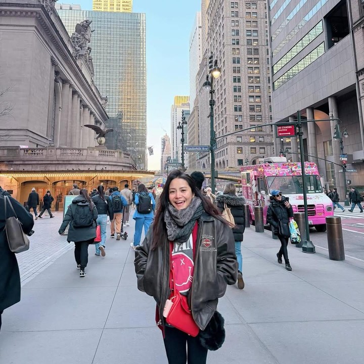 <p>Mawar membagikan kabar kehamilannya di media sosial Instagram. Bunda tiga anak ini mengunggah potret saat tengah menjalani <em>babymoon</em> bersama suaminya di New York, Amerika Serikat (AS). Selama di AS, Mawar menikmati waktunya menyusuri jalanan di kota New York. (Foto: Instagram @mysamawar)</p>
