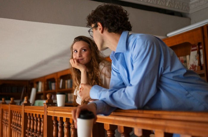 Deep thinker mencari makna dalam hubungan. Mereka tidak puas dengan koneksi yang dangkal./ Foto: freepik.com