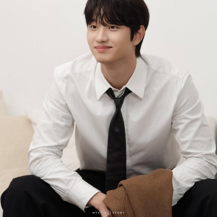 <p>Mendalami karakter Shin Sun Rok drama Korea Yumi's Cells 3, Kim Jae Won akan berperan sebagai laki-laki yang manis dengan visualnya yang juga sangat menawan, Bunda. Meski begitu, karakter tersebut ternyata sangat blak-blakan, lho. (Foto: Instagram @mystic.actors)</p>