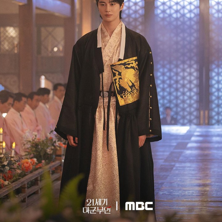 <p>Menurut Byeon Woo Seok, karakter pangeran tersebut digambarkan sebagai sosok yang penuh integritas, bermartabat, pantang menyerah dan sangat dicintai oleh orang-orang. Meski begitu, sang pangeran sebenarnya sangat kesepian. (Foto: Instagram @mbcdrama_now)</p>