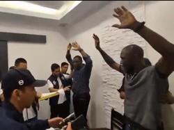 Momen WN Liberia Penipu Black Dollar Ditangkap Saat Makan di Resto Jakbar