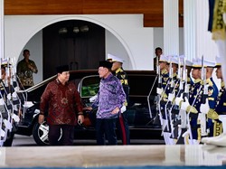 Momen Prabowo Silaturahmi Lebaran Sambut PM Anwar Ibrahim di Istana