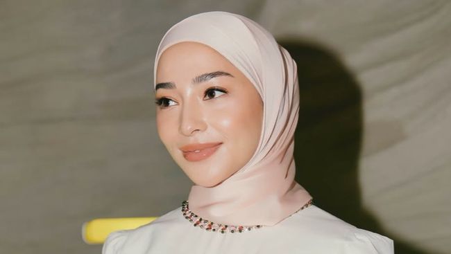 Adem dan Stylish, Ini 7 Gaya Nikita Willy Kini Tampil Tertutup-Berhijab Bikin Pangling