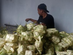 Laris Manis, Pedagang Ketupat Kota Blitar Ketiban Berkah Lebaran