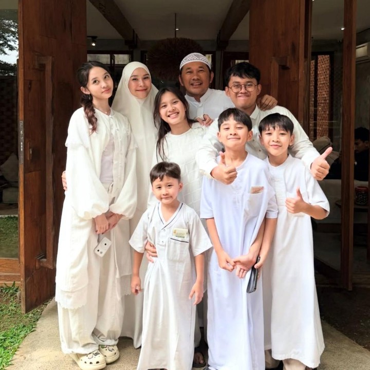 <p>Momen itu dibagikan Zaskia melalui unggahan di Instagram pribadinya. Terlihat ia pergi bersama sang suami, Hanung Bramantyo, dan kelima anaknya. Tak lupa, ia juga mengajak putra sambungnya, Barmastya Bhumi Brawijaya, untuk ikut ke kampung halaman. (Foto: Instagram @zaskiadyamecca)</p>