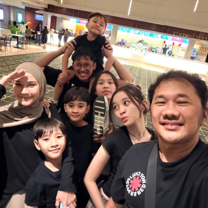 <p>Keluarga artis Zaskia Adya Mecca dan Hanung Bramantyo memang tak lepas dari sorotan publik. Baru-baru ini, Zaskia membagikan momen saat mudik Lebaran ke Yogyakarta bareng keluarga tercinta. (Foto: Instagram @zaskiadyamecca)</p>